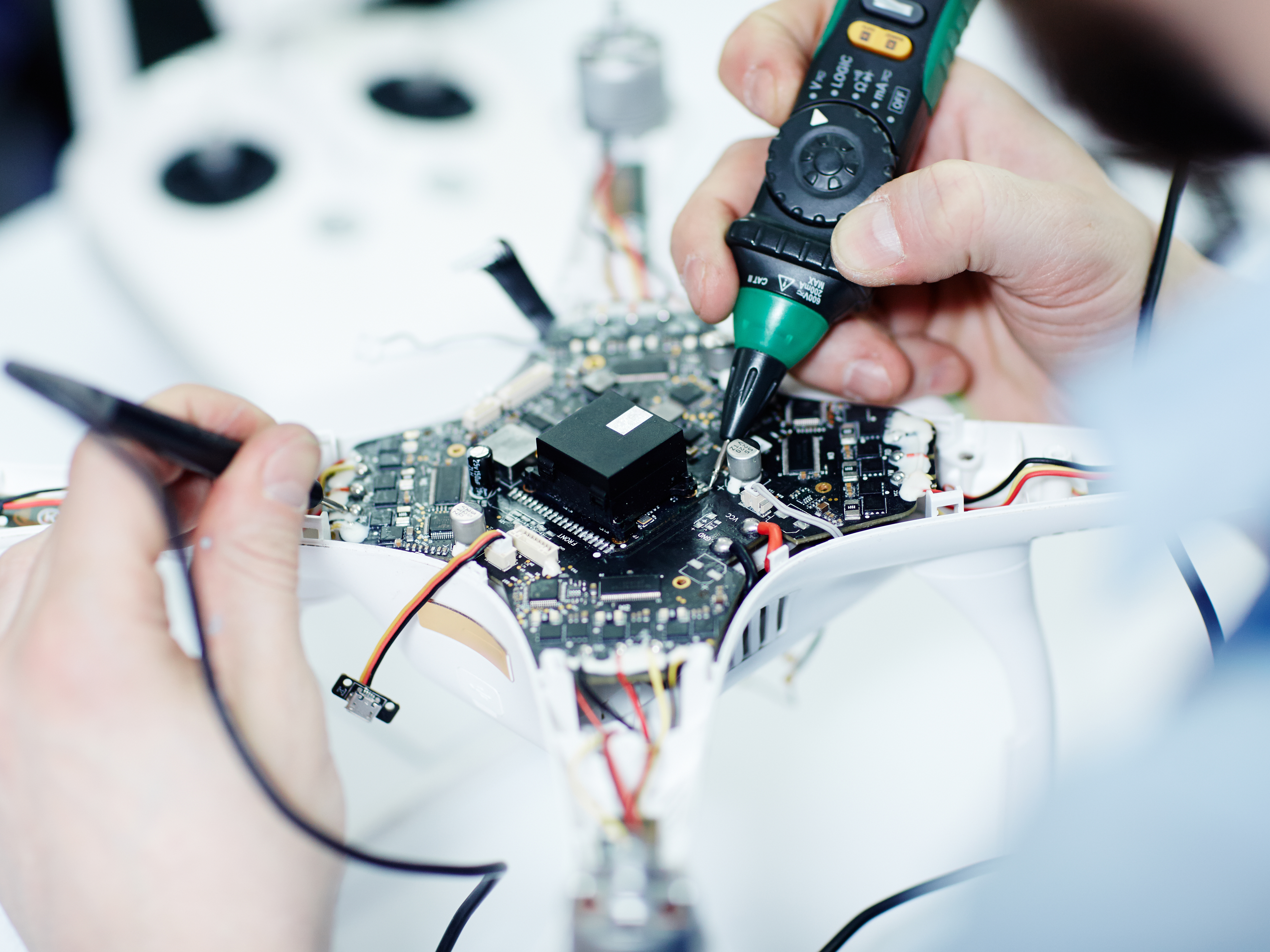 Elektronikbauteile einer Drohne in der Wartungswerkstatt