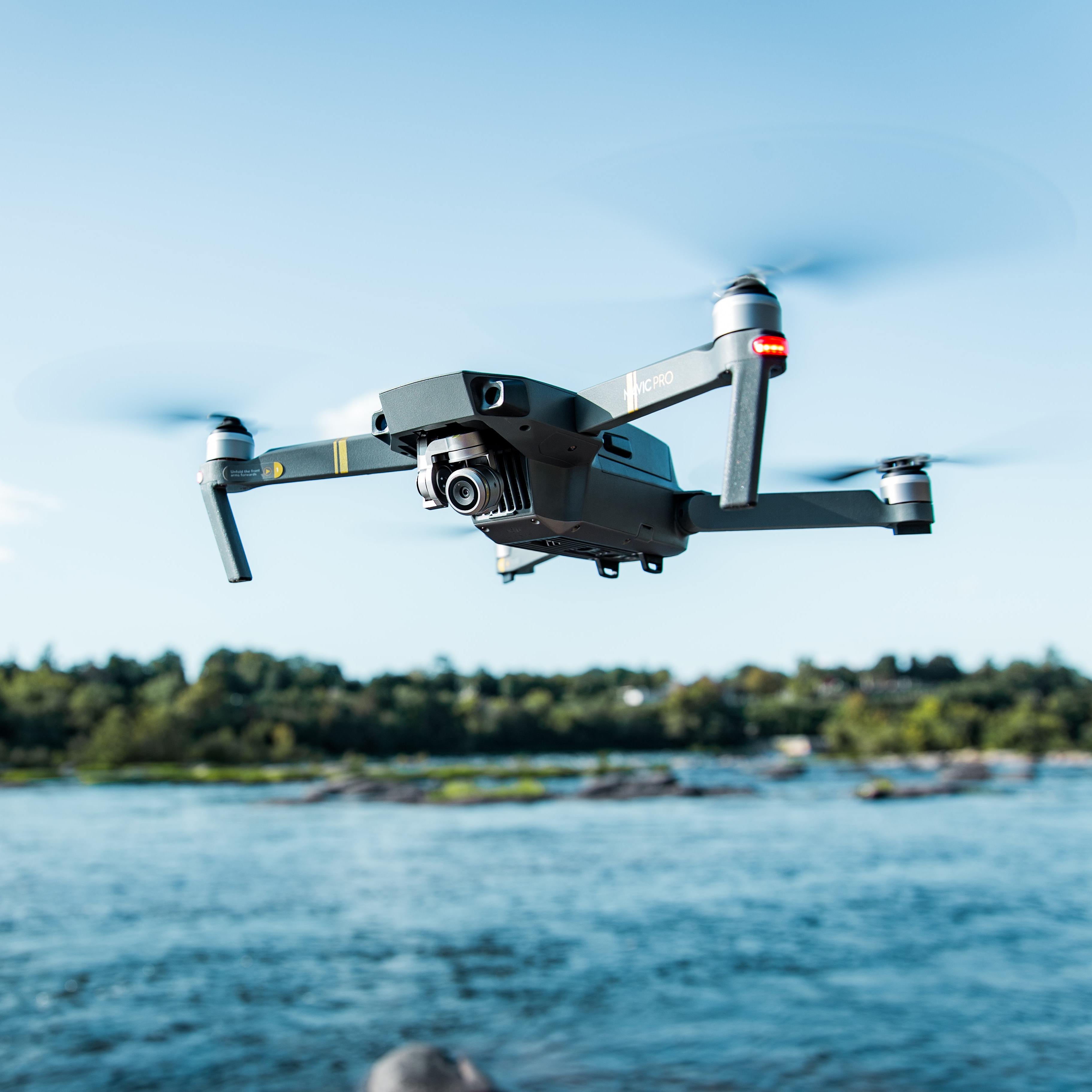 DJI Mavic Pro fliegt über Wasser