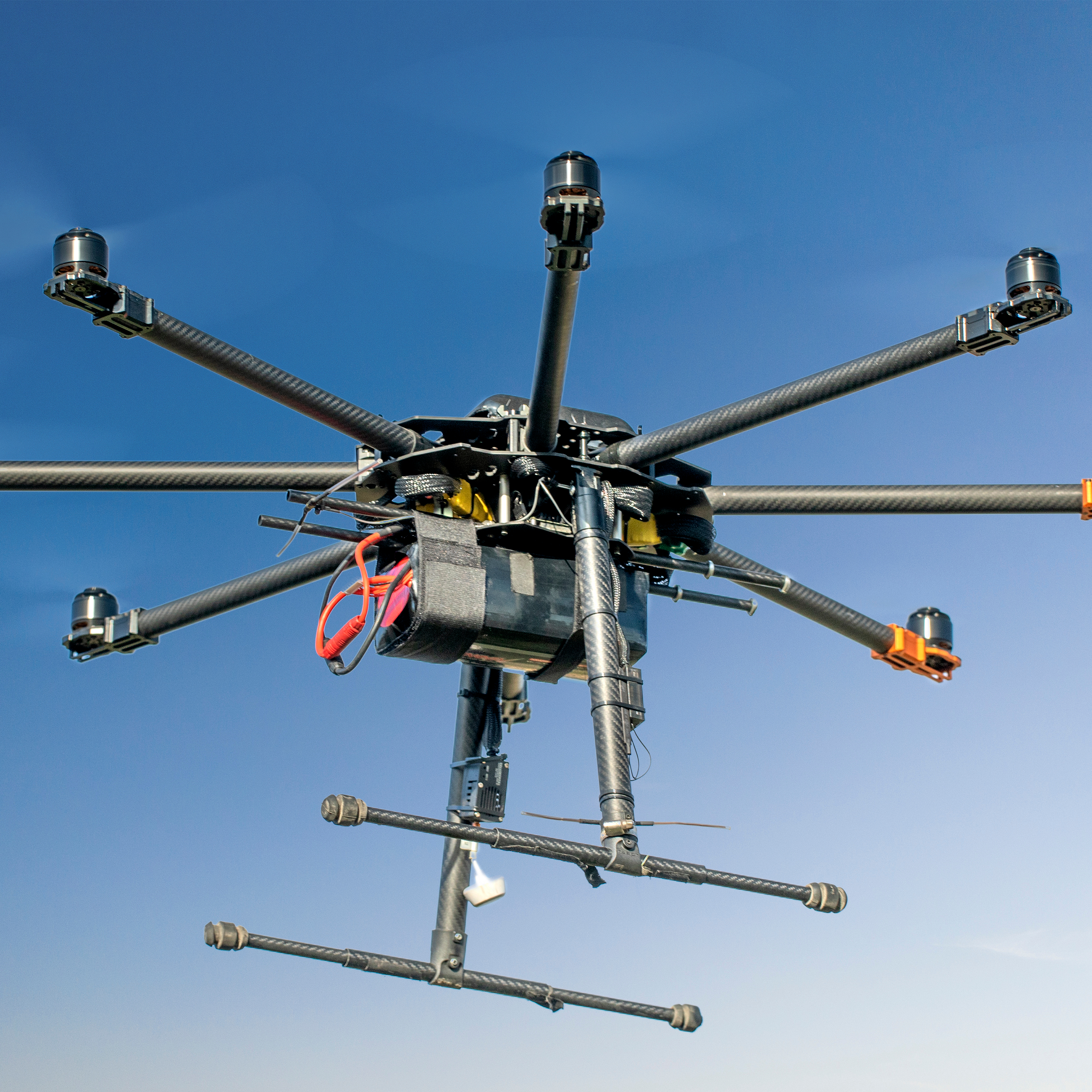 Großer schwarzer DIY Octocopter auf Himmelshintergrund