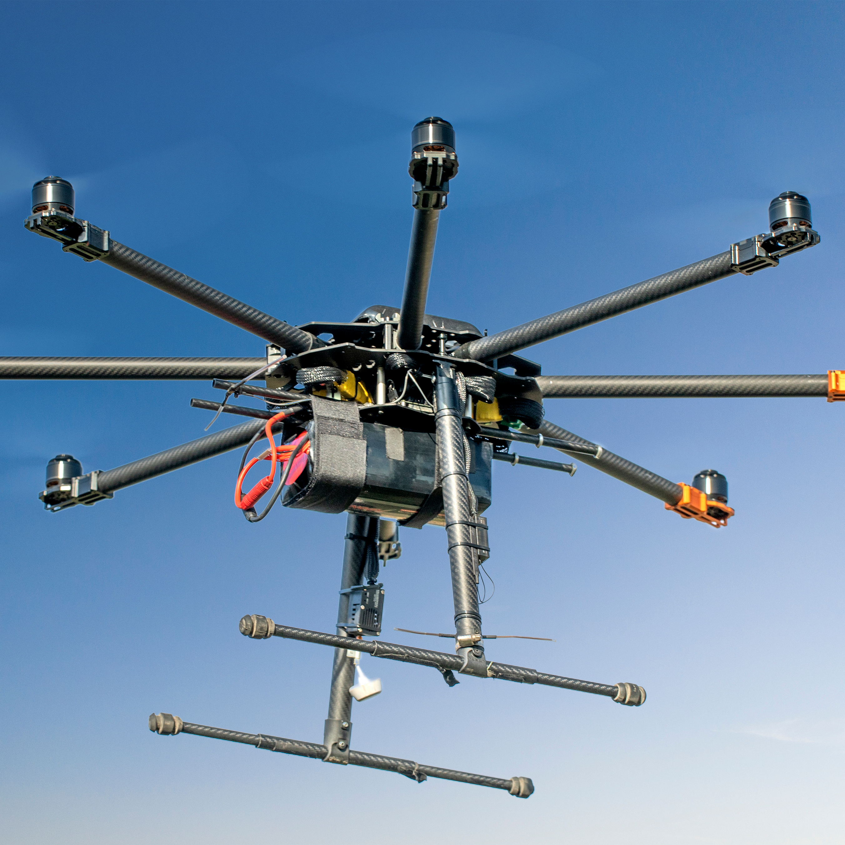 Großer schwarzer DIY Octocopter auf Himmelshintergrund Großer schwarzer DIY Octocopter auf Himmelshintergrund