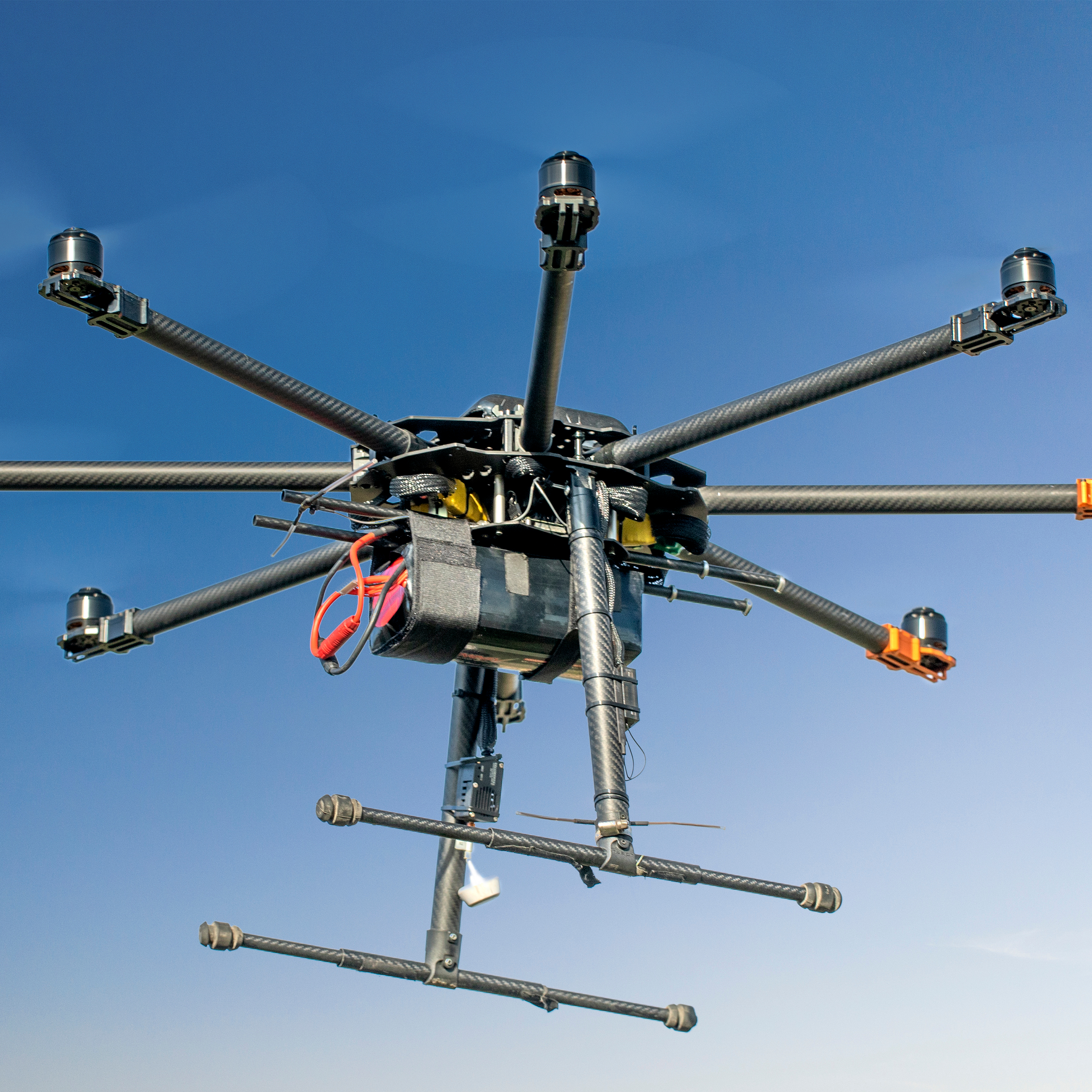 Großer schwarzer DIY Octocopter auf Himmelshintergrund Großer schwarzer DIY Octocopter auf Himmelshintergrund
