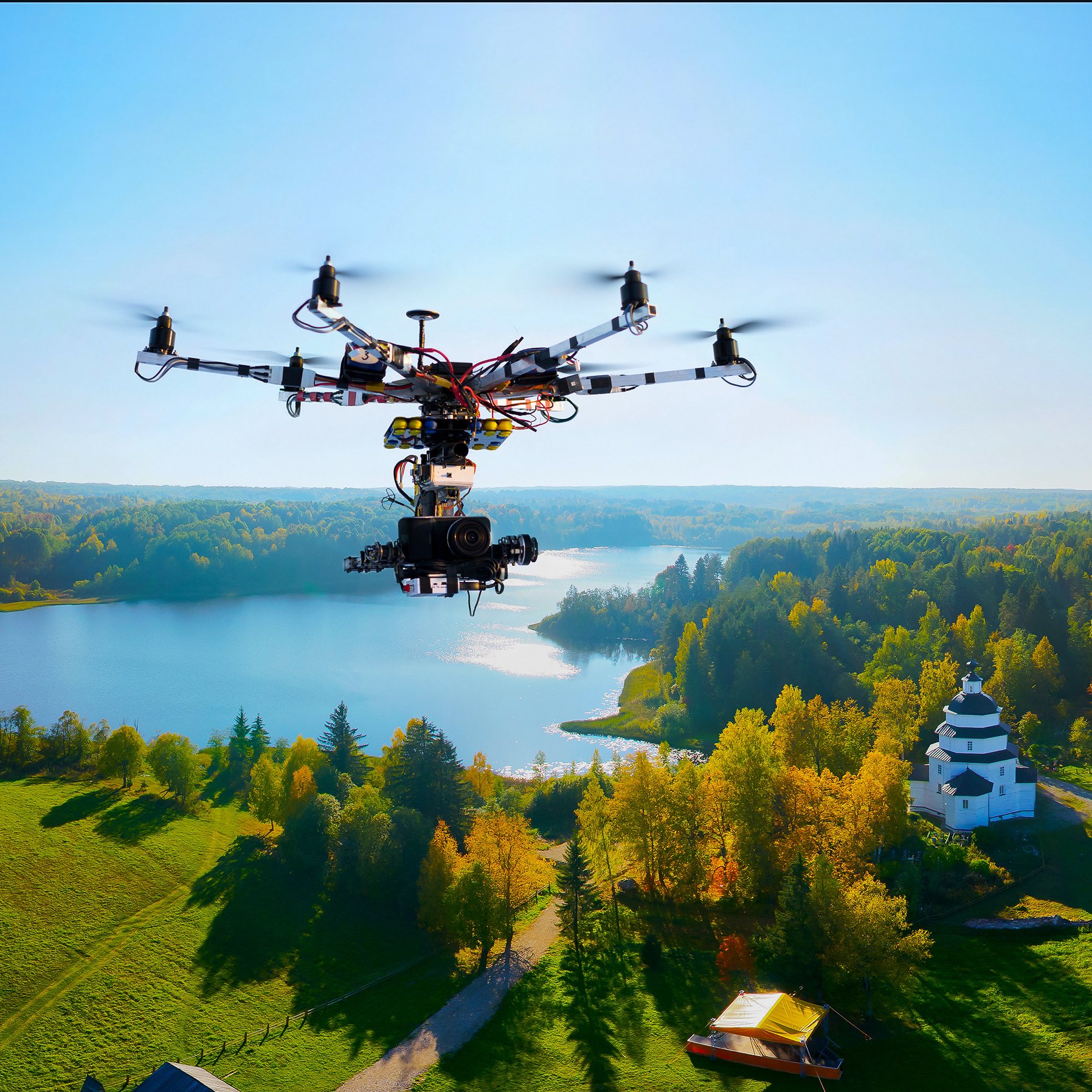 Hexacopter mit professioneller Kinokamera